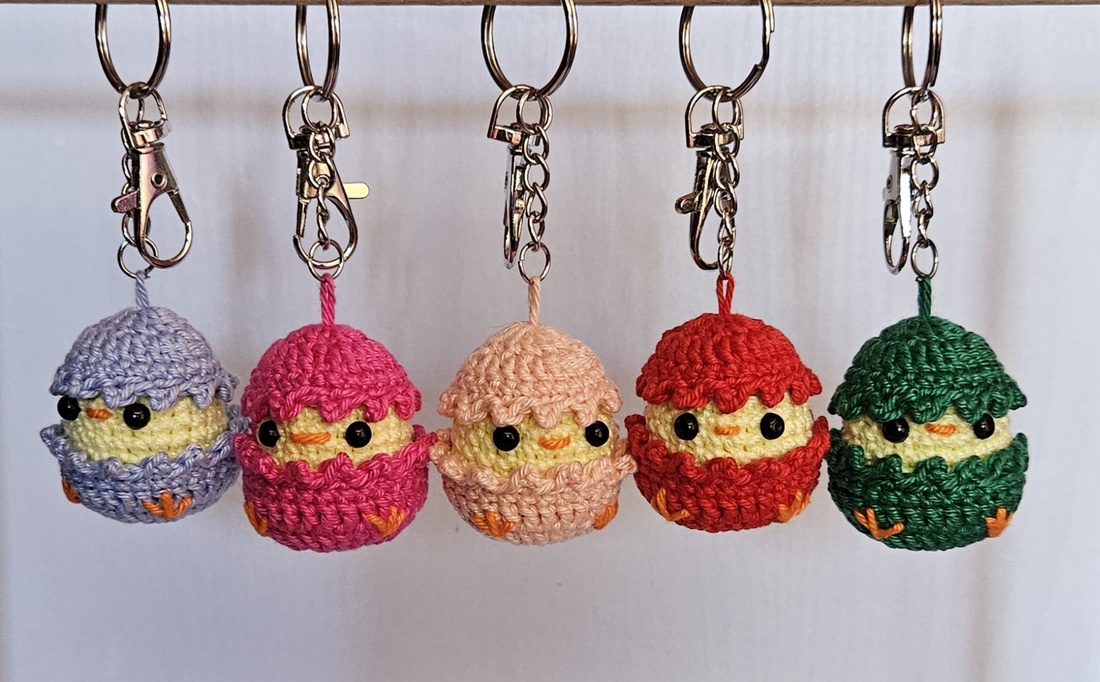 Breloc crosetat Pui in coaja de ou Amigurumi - genți și portofele - accesorii genți - breloc - Artynos.ro