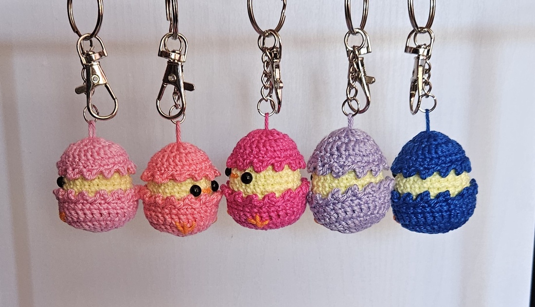 Breloc crosetat Pui in coaja de ou Amigurumi - genți și portofele - accesorii genți - breloc - Artynos.ro