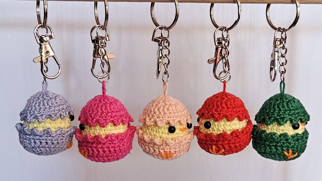Breloc crosetat Pui in coaja de ou Amigurumi - genți și portofele - accesorii genți - breloc - Artynos.ro