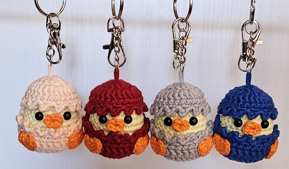 Breloc crosetat boboc de ratusca in coaja de ou Amigurumi - genți și portofele - accesorii genți - breloc - Artynos.ro