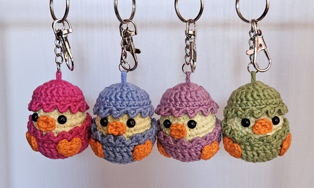 Breloc crosetat boboc de ratusca in coaja de ou Amigurumi - genți și portofele - accesorii genți - breloc - Artynos.ro