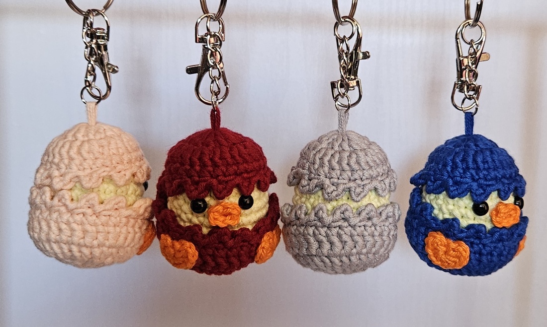 Breloc crosetat boboc de ratusca in coaja de ou Amigurumi - genți și portofele - accesorii genți - breloc - Artynos.ro