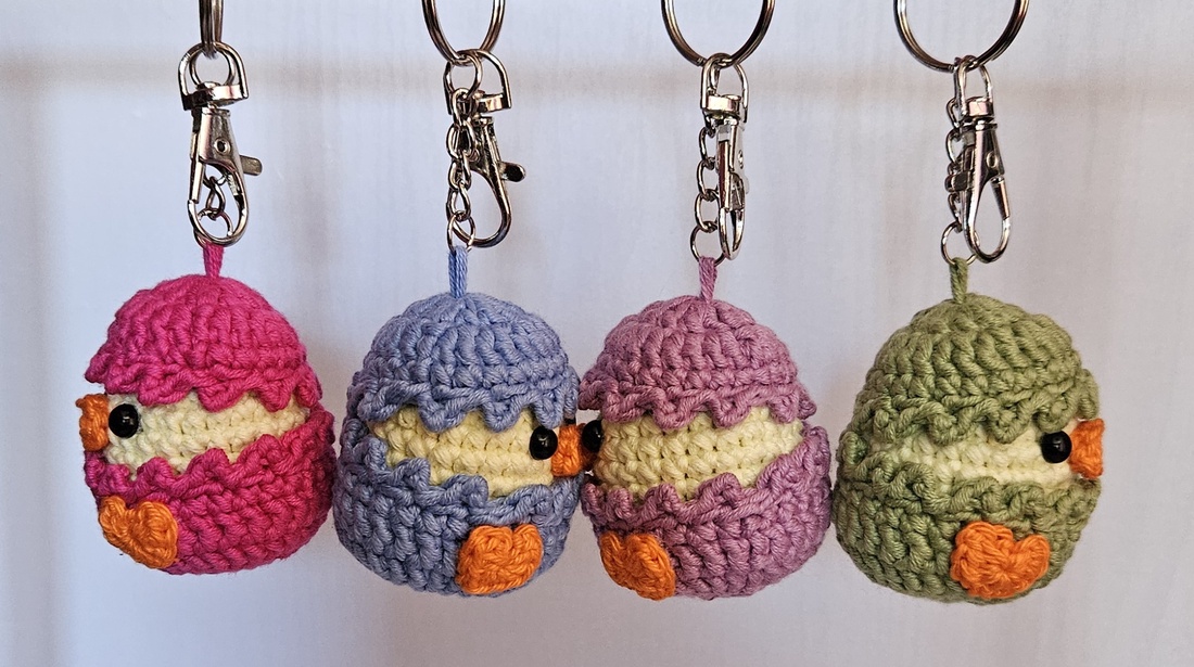 Breloc crosetat boboc de ratusca in coaja de ou Amigurumi - genți și portofele - accesorii genți - breloc - Artynos.ro