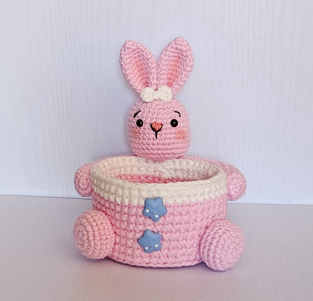Cosulet Iepuras Handmade crosetat Amigurumi - casă & stil de viață - organizare & depozitare - coșuri depozitare - Artynos.ro