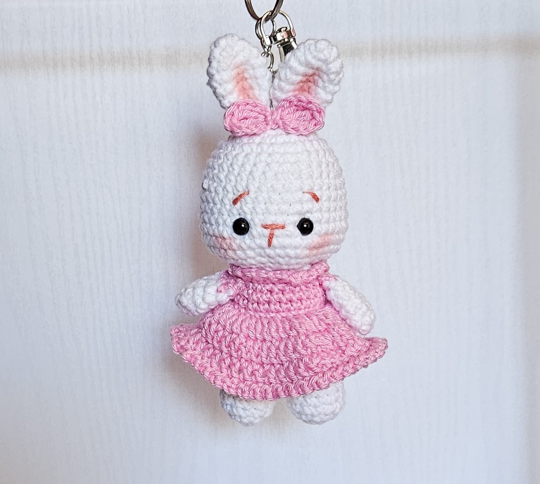 Breloc Iepuras cu rochita Roz Handmade Amigurumi - genți și portofele - accesorii genți - breloc - Artynos.ro