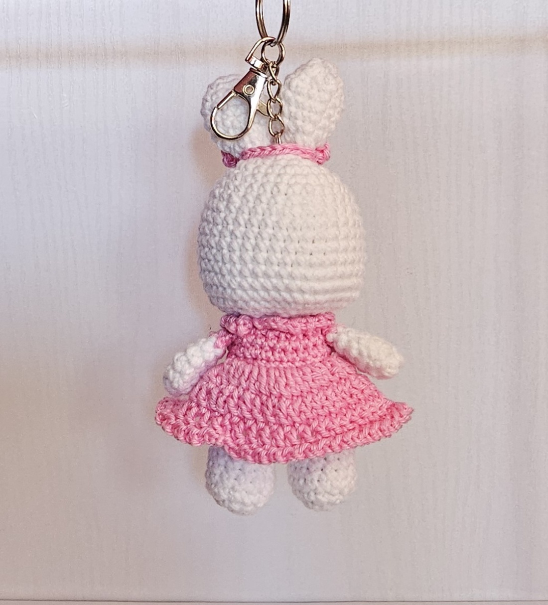 Breloc Iepuras cu rochita Roz Handmade Amigurumi - genți și portofele - accesorii genți - breloc - Artynos.ro