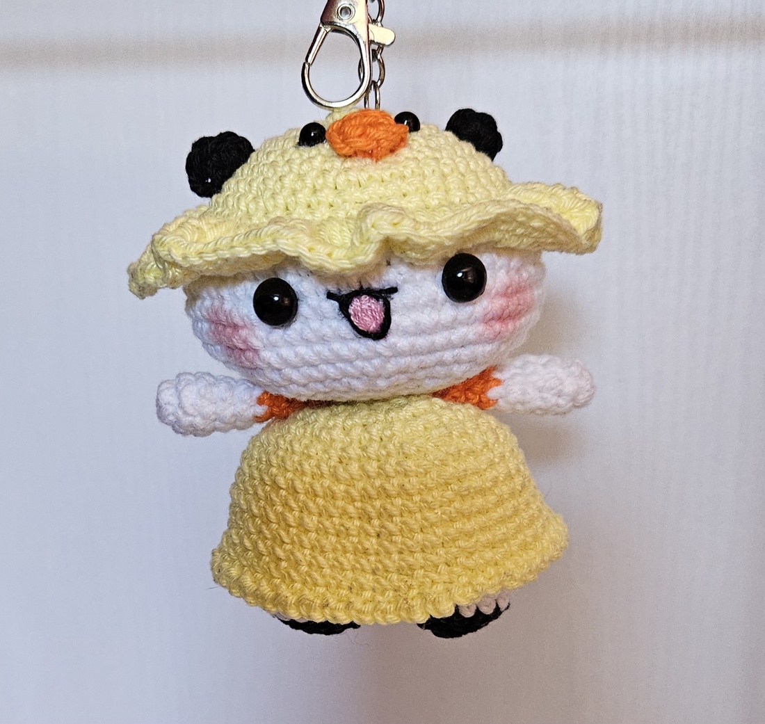 Breloc Ursulet Panda cu palarie de ratusca Amigurumi Handmade - genți și portofele - accesorii genți - breloc - Artynos.ro