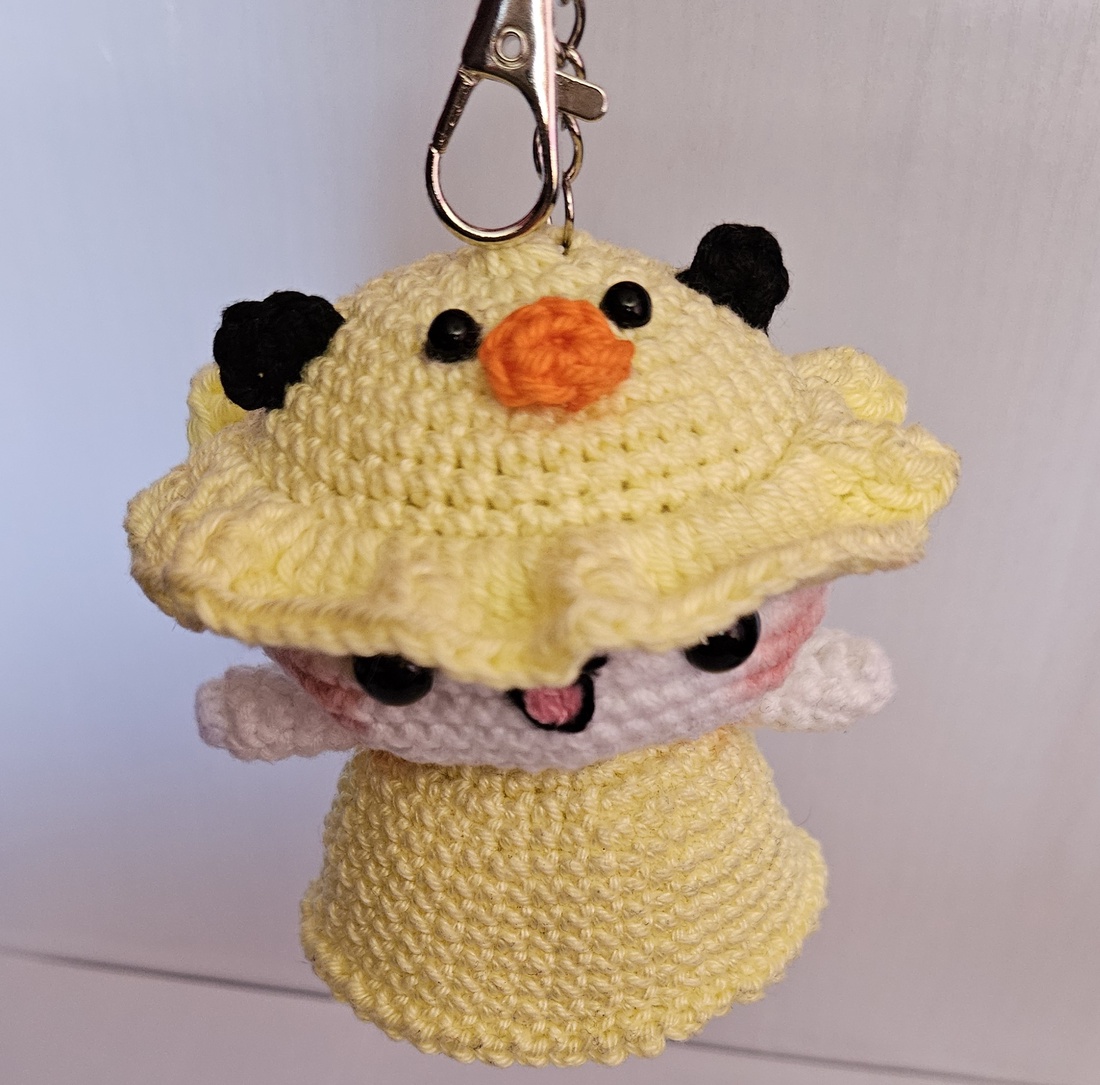 Breloc Ursulet Panda cu palarie de ratusca Amigurumi Handmade - genți și portofele - accesorii genți - breloc - Artynos.ro