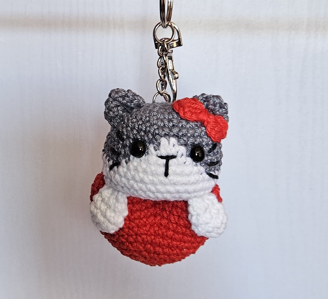 Breloc handmade pisica cu inima rosie Amigurumi - genți și portofele - accesorii genți - breloc - Artynos.ro