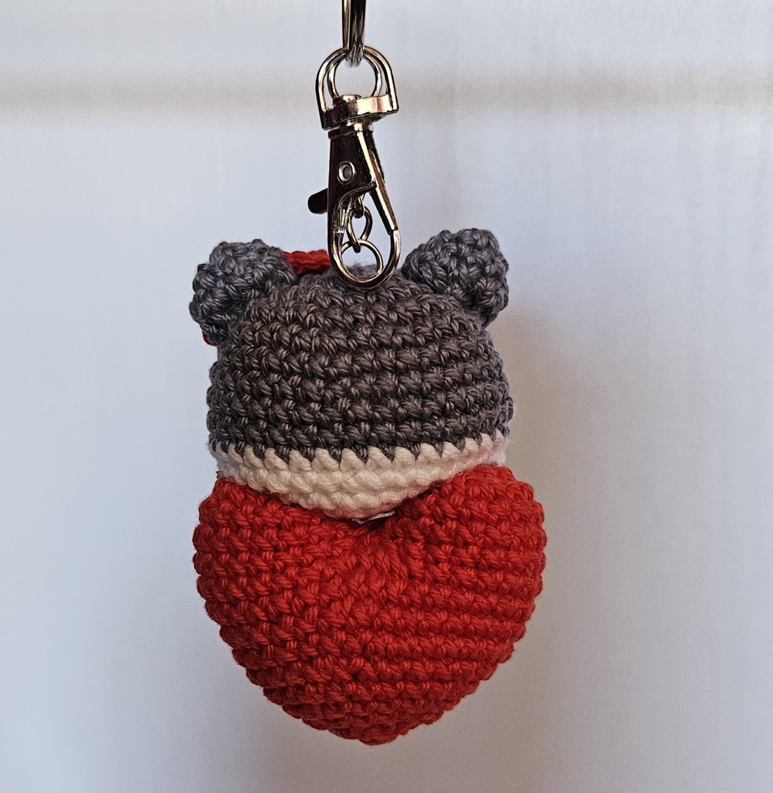 Breloc handmade pisica cu inima rosie Amigurumi - genți și portofele - accesorii genți - breloc - Artynos.ro