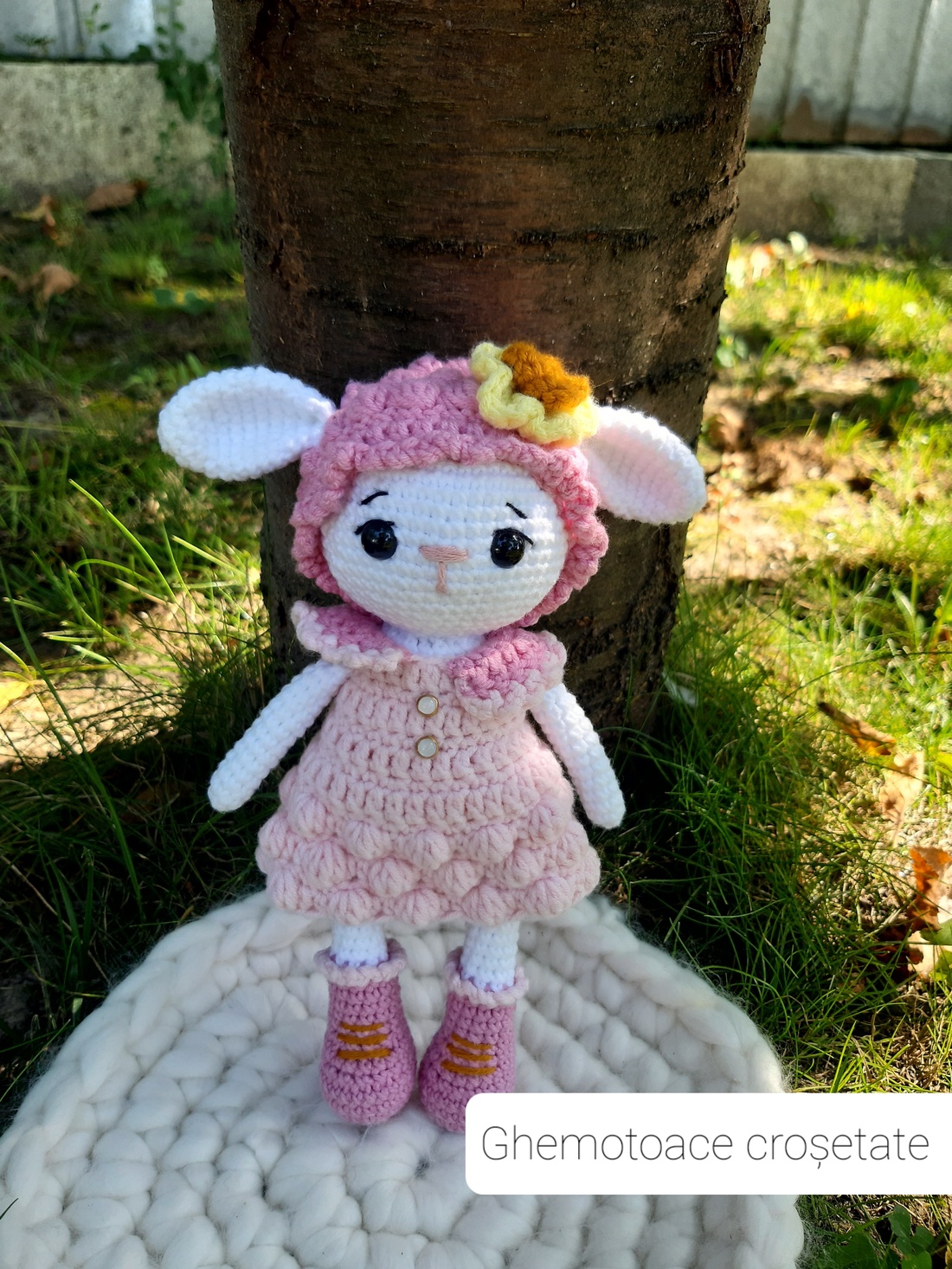Oița Lily- jucărie croșetată manual - jucării și echipamente pentru copii - plușuri - păpușă croșetată, păpușă de pluș - Artynos.ro