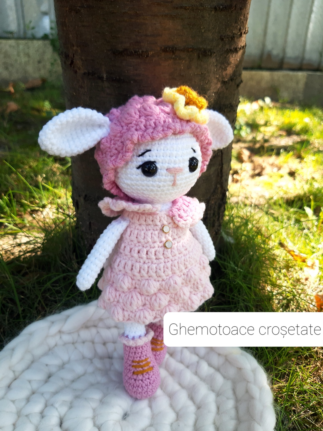 Oița Lily- jucărie croșetată manual - jucării și echipamente pentru copii - plușuri - păpușă croșetată, păpușă de pluș - Artynos.ro