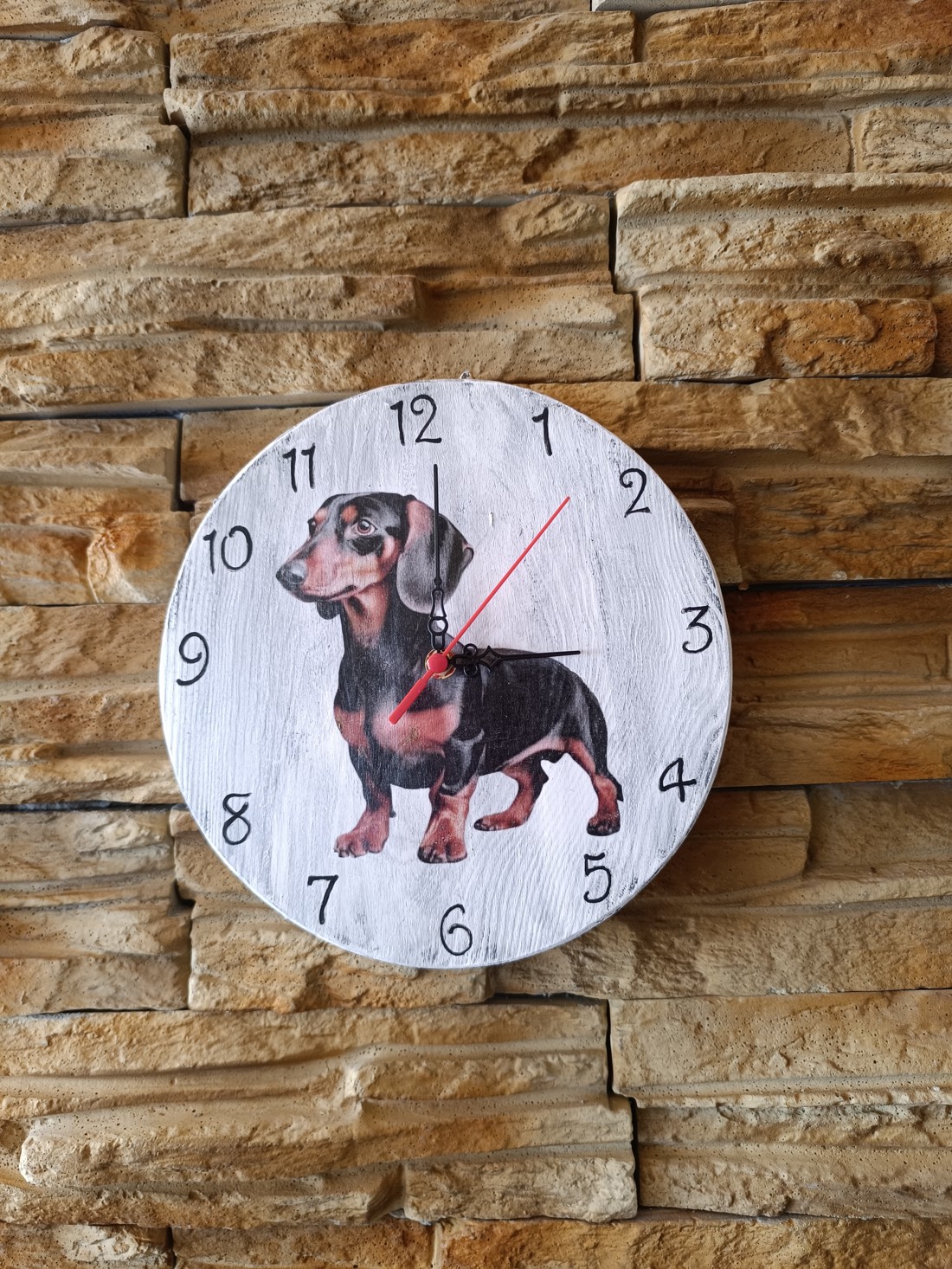 Ceas de perete din lemn în stil vintage cu câine teckel -  - Artynos.ro