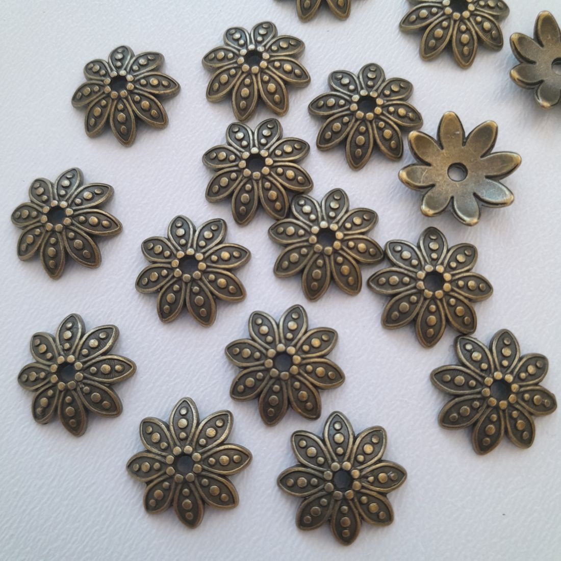 Capace pentru mărgele metalice - 15mm - culoare alamă - 20 buc / pachet - - Artynos.ro Capace pentru mărgele metalice - 15mm - culoare alamă - 20 buc / pachet - - Artynos.ro