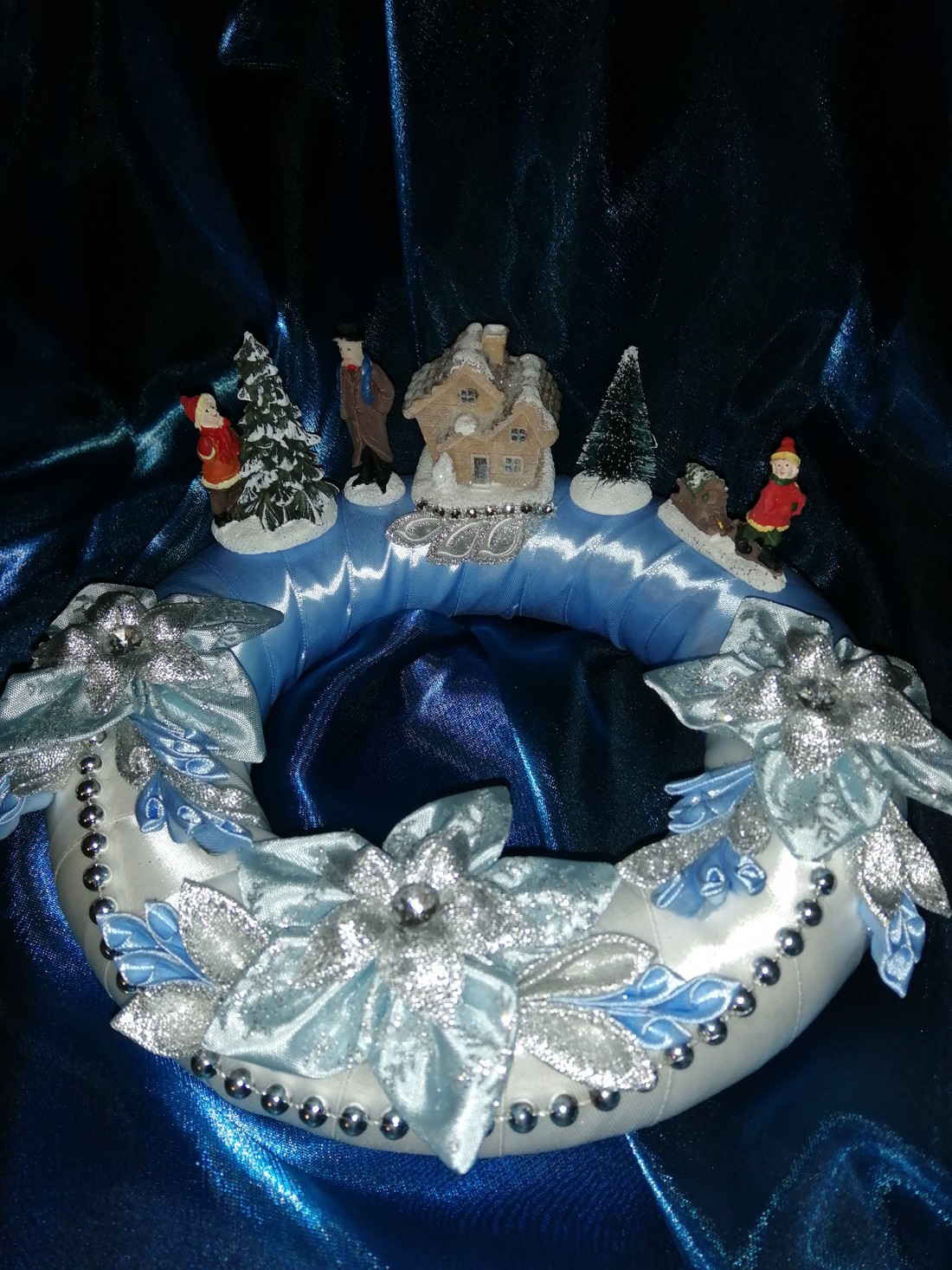 Crăciun albastru decor de masă cu cabana - crăciun - decorațiuni de crăciun de casă - decor pentru masă de crăciun - Artynos.ro Crăciun albastru decor de masă cu cabana - crăciun - decorațiuni de crăciun de casă - decor pentru masă de crăciun - Artynos.ro
