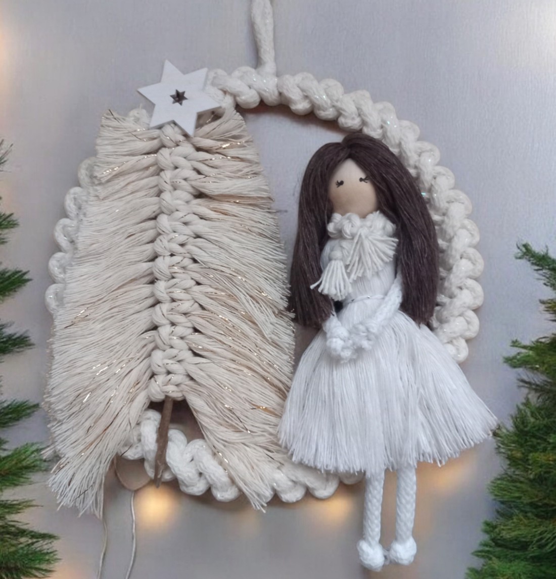 Decorațiune de Crăciun pentru ușă din macramé � păpușă eșarfă cu brad de Crăciun strălucitor, realizată din fire albe și aurii - crăciun - decorațiuni de crăciun de casă - decorațiuni pentru ușă de crăciun - Artynos.ro