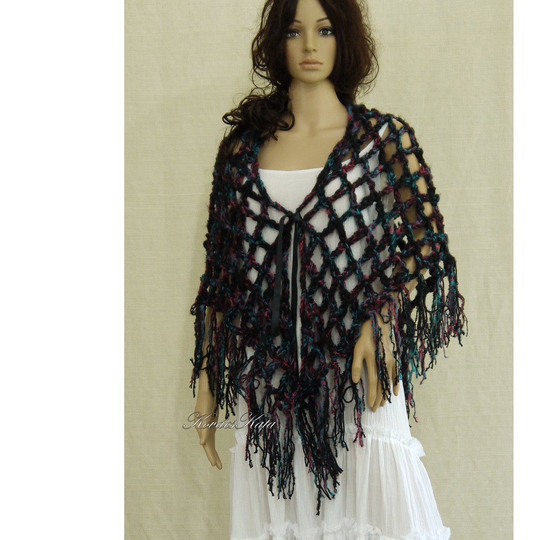 BOSZI-KENDŐ / tabby - șal croșetat cu franjuri - îmbrăcăminte și modă - eșarfe, pălării, fularuri - șaluri - Artynos.ro