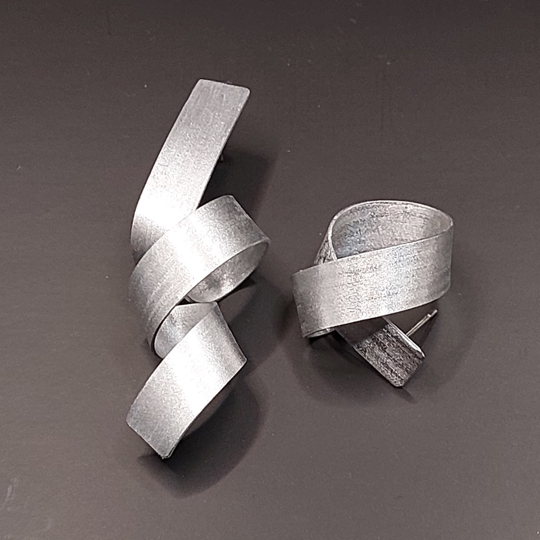 Cercei cu nod ASZIMMETRIC din aluminiu -  - Artynos.ro Cercei cu nod ASZIMMETRIC din aluminiu -  - Artynos.ro