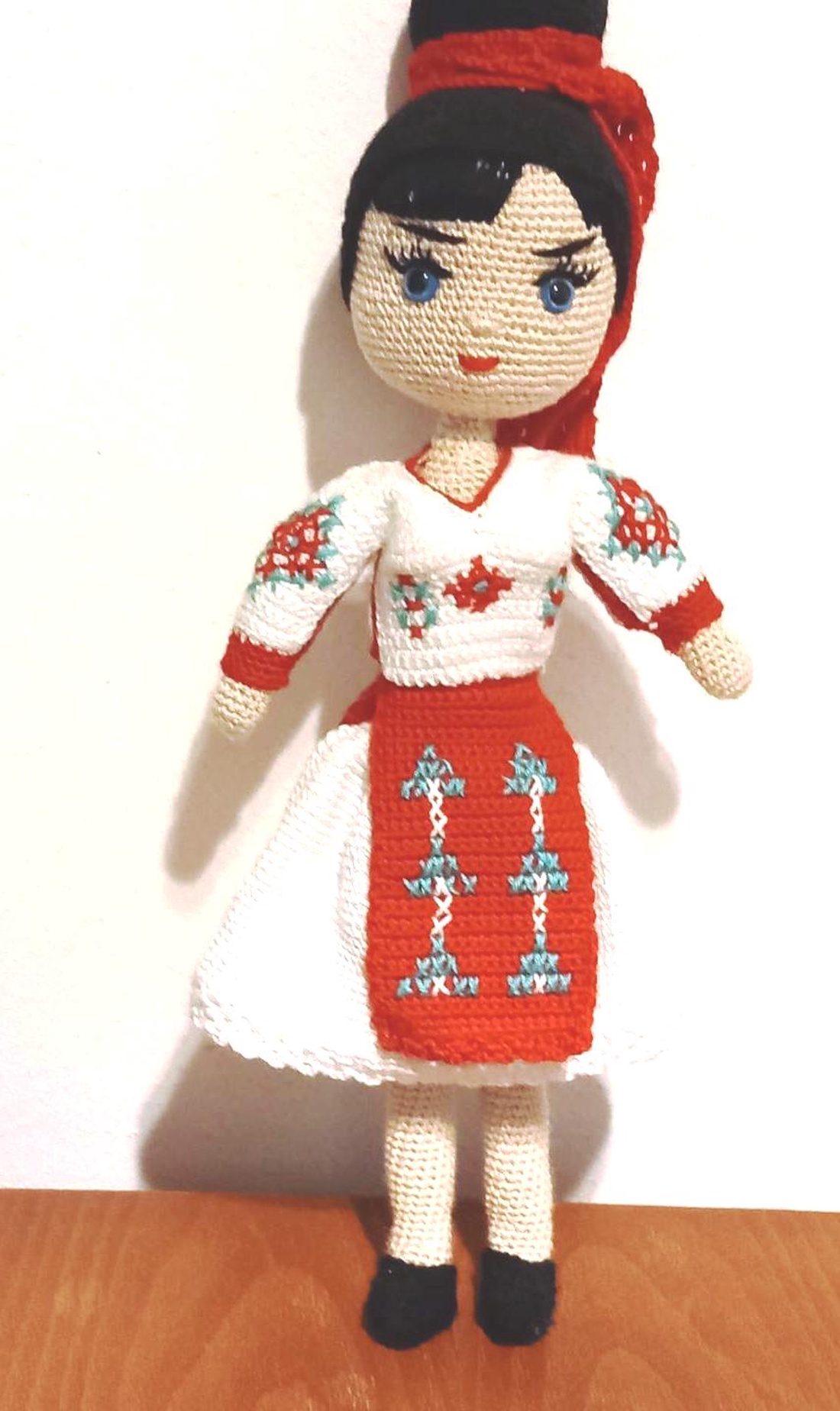 Mady papusa in costum national - jucării și echipamente pentru copii - plușuri - păpușă croșetată, păpușă de pluș - Artynos.ro
