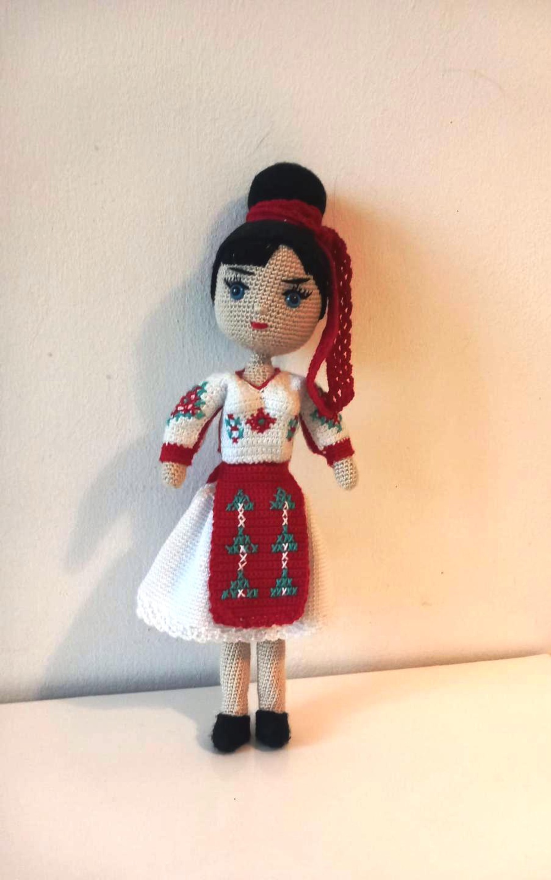 Mady papusa in costum national - jucării și echipamente pentru copii - plușuri - păpușă croșetată, păpușă de pluș - Artynos.ro