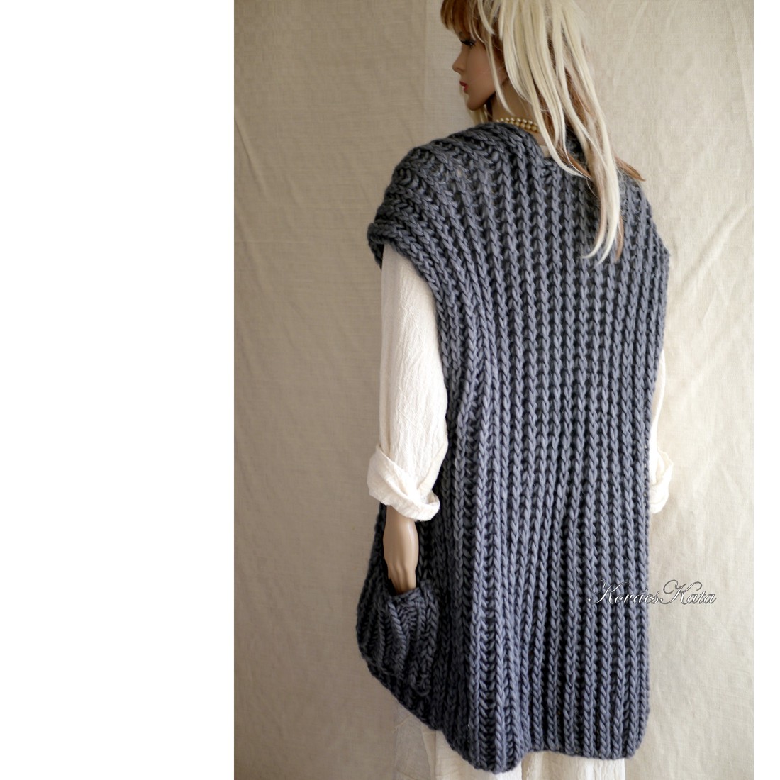 BETTI - vestă tricotată manual din lână, pulover / gri - îmbrăcăminte și modă - haine damă - hanorace, cardigane - Artynos.ro BETTI - vestă tricotată manual din lână, pulover / gri - îmbrăcăminte și modă - haine damă - hanorace, cardigane - Artynos.ro