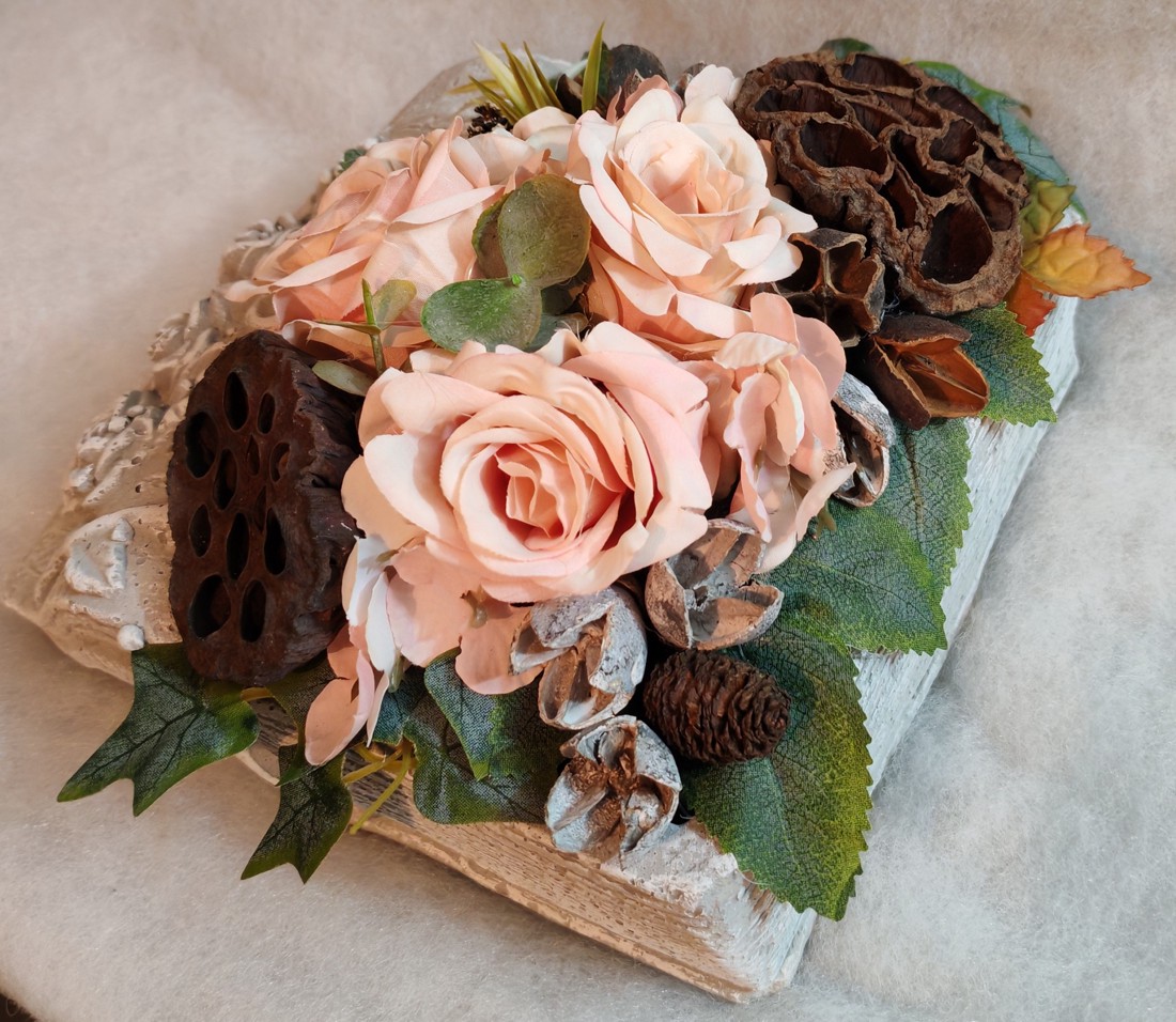 Cartea amintirilor � obiect decorativ funerar unic din beton, cu aranjament floral -  - Artynos.ro
