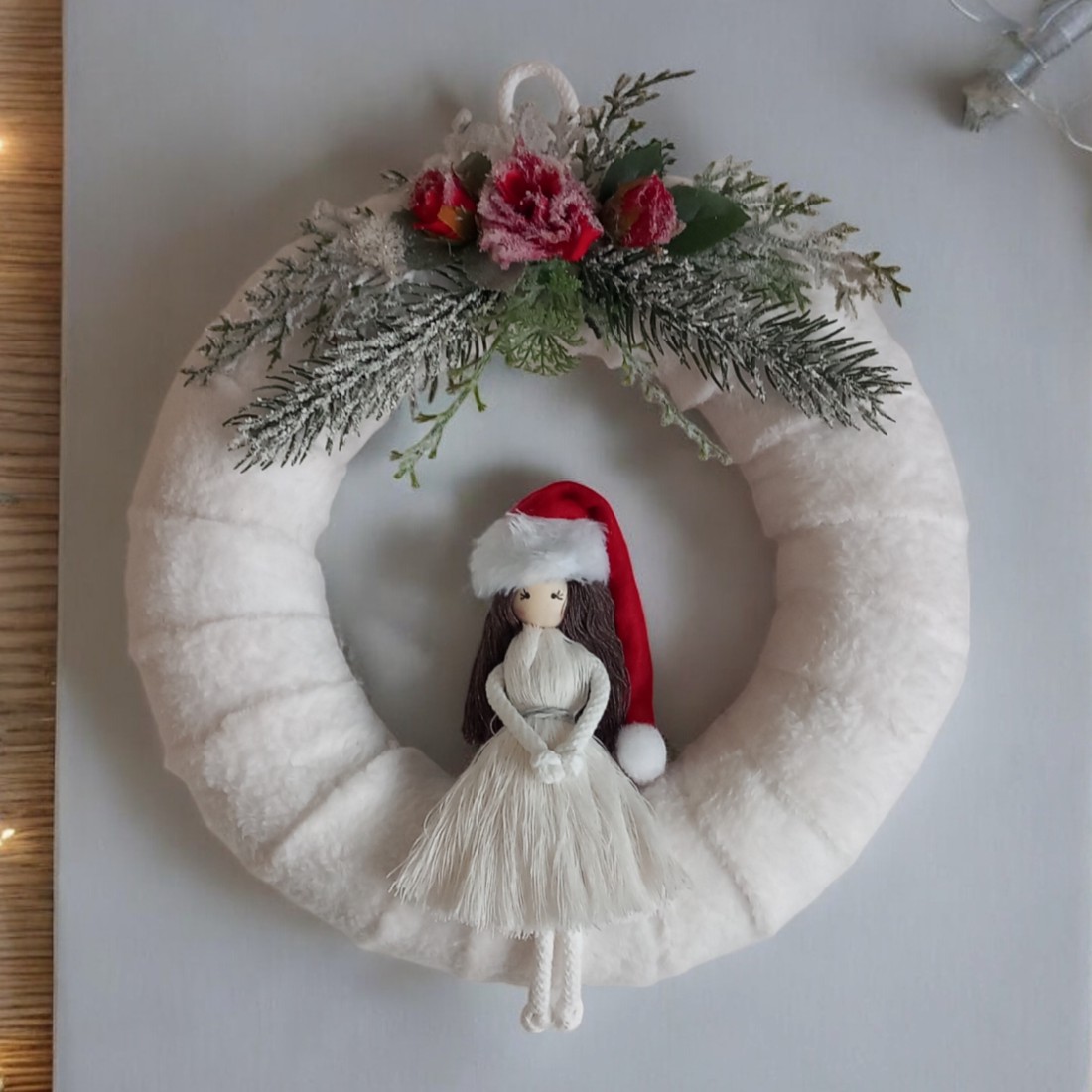 Ciocănitoare de iarnă curată cu pălărie de Moș Crăciun și păpușă macramé - crăciun - decorațiuni de crăciun de casă - decorațiuni pentru ușă de crăciun - Artynos.ro Ciocănitoare de iarnă curată cu pălărie de Moș Crăciun și păpușă macramé - crăciun - decorațiuni de crăciun de casă - decorațiuni pentru ușă de crăciun - Artynos.ro