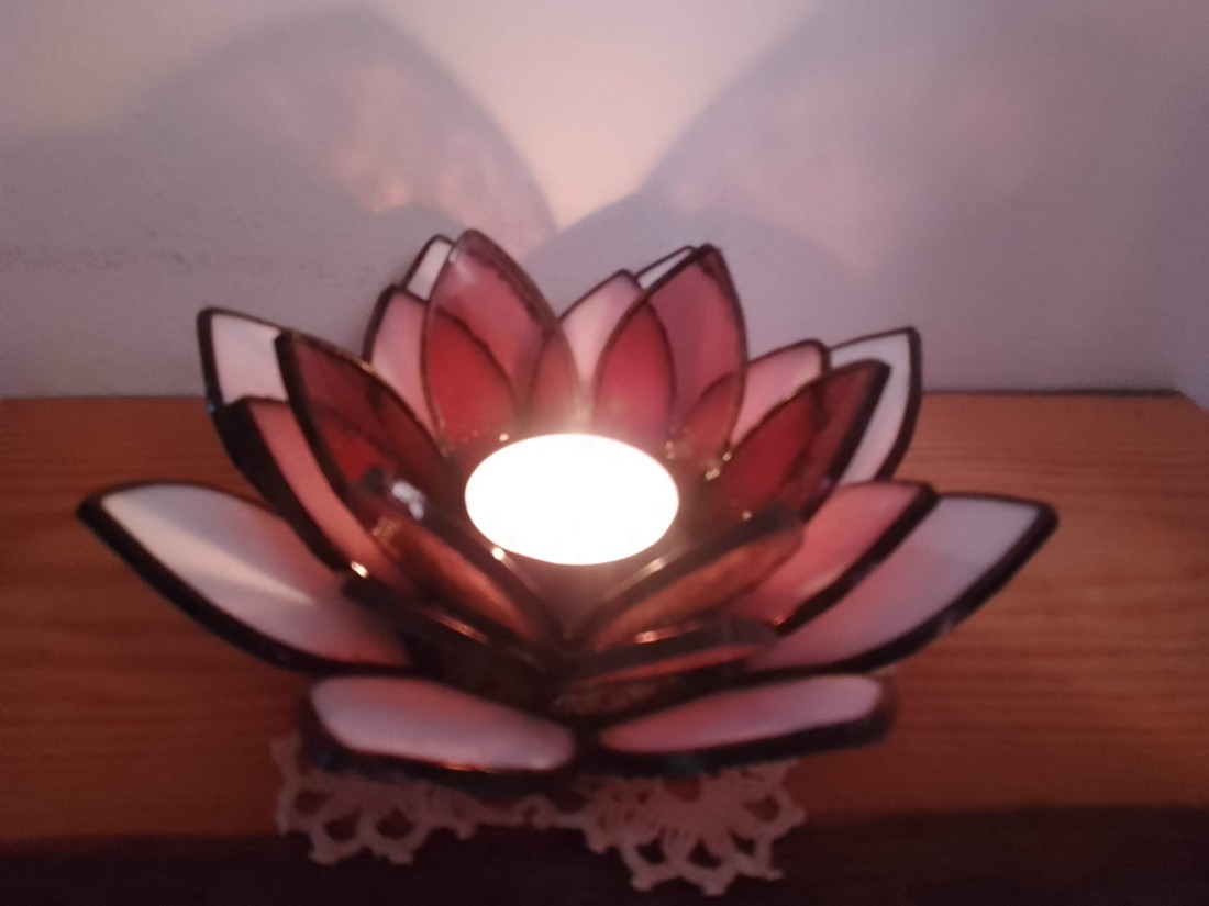 Suport pentru lumânare Tiffany în formă de floare de LOTUS, cadou spiritual. - casă & stil de viață - lumânări, parfumuri, arome - suport lumânări - Artynos.ro Suport pentru lumânare Tiffany în formă de floare de LOTUS, cadou spiritual. - casă & stil de viață - lumânări, parfumuri, arome - suport lumânări - Artynos.ro