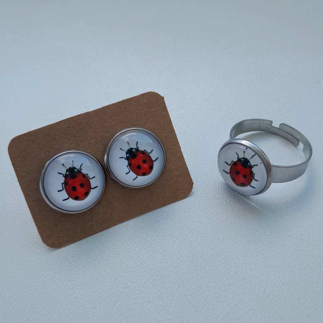 Bijuterii cu mărgele de sticlă Ladybug - in cutie cadou - - Artynos.ro Bijuterii cu mărgele de sticlă Ladybug - in cutie cadou - - Artynos.ro