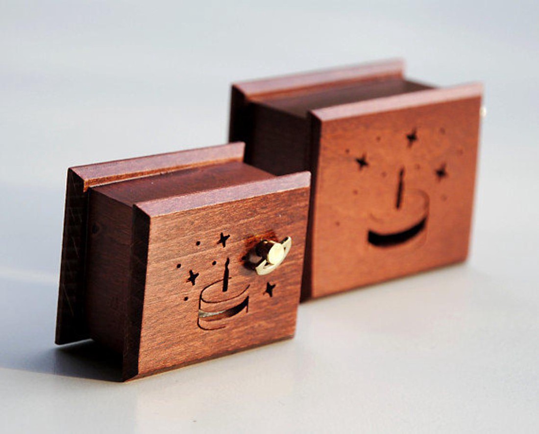 Birthday music box mahon Happy Birthday to You - casă & stil de viață - accesorii pentru decorat casa - decorațiuni de masă și decorațiuni pentru rafturi - cutii muzicale - Artynos.ro Birthday music box mahon Happy Birthday to You - casă & stil de viață - accesorii pentru decorat casa - decorațiuni de masă și decorațiuni pentru rafturi - cutii muzicale - Artynos.ro