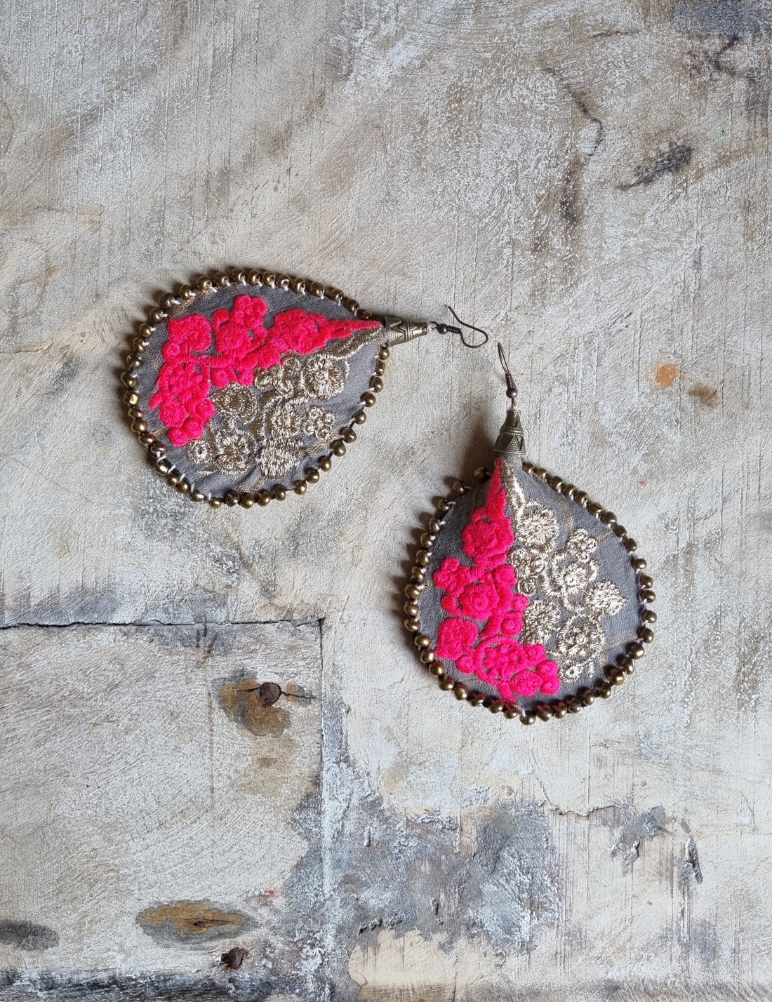 Cercei brodați Bougainvillea - bijuterii - cercei - cercei brodați - Artynos.ro