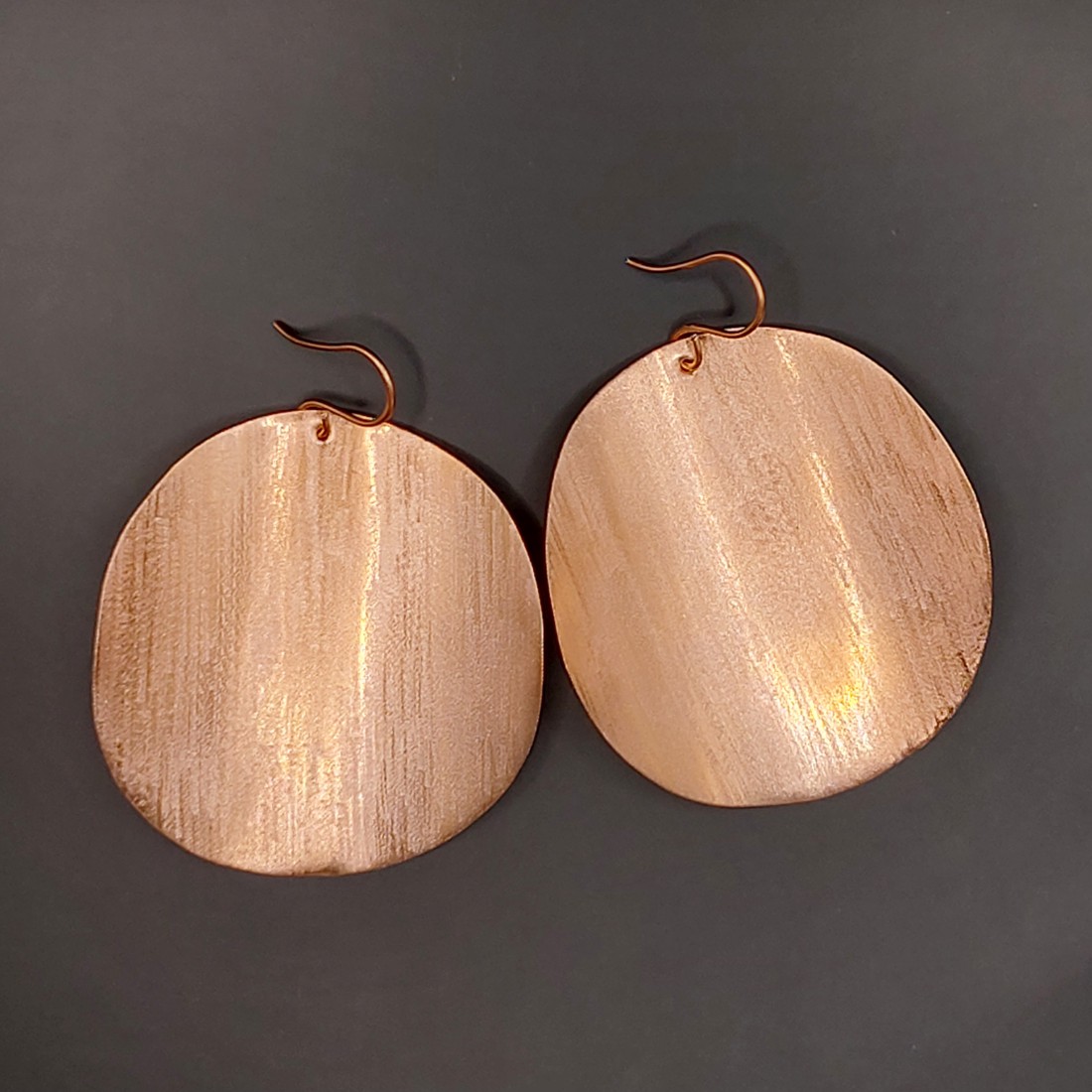 Cercei rotunzi din cupru - bijuterii - cercei hoops - Artynos.ro Cercei rotunzi din cupru - bijuterii - cercei hoops - Artynos.ro