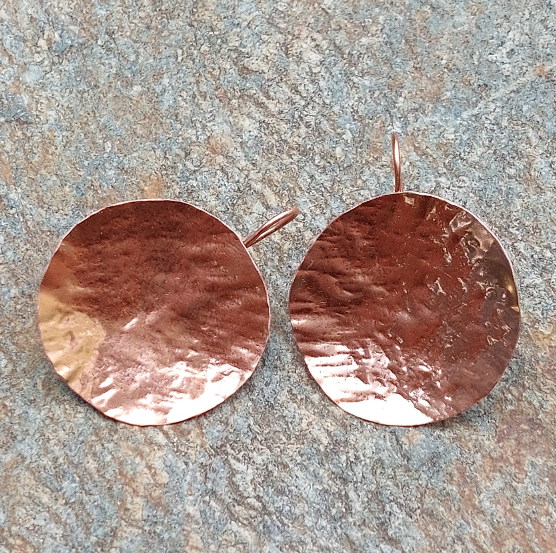 Cercei rotunzi din cupru - bijuterii - cercei hoops - Artynos.ro Cercei rotunzi din cupru - bijuterii - cercei hoops - Artynos.ro