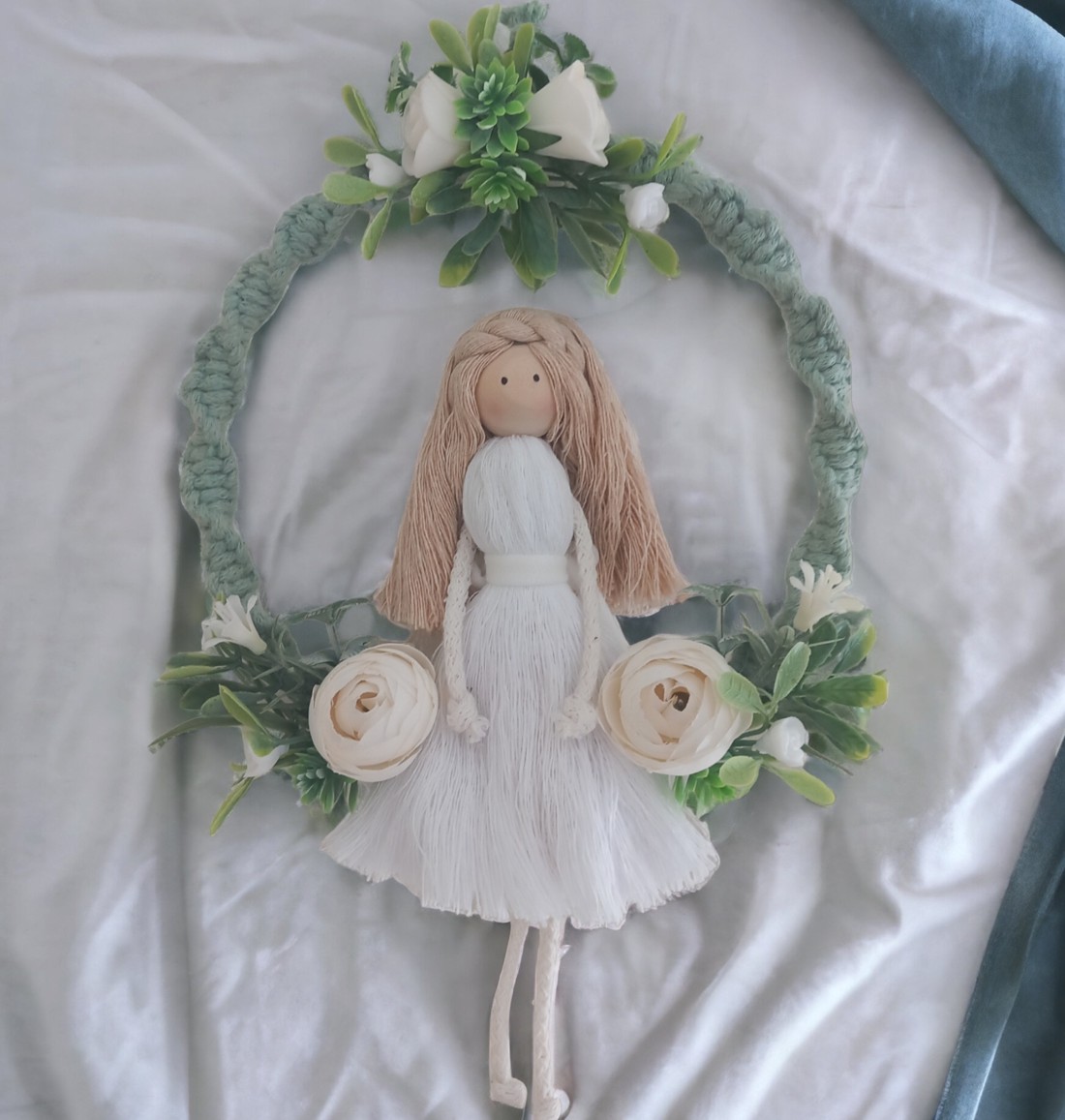 Fată în rochie albă decor de perete -  - Artynos.ro