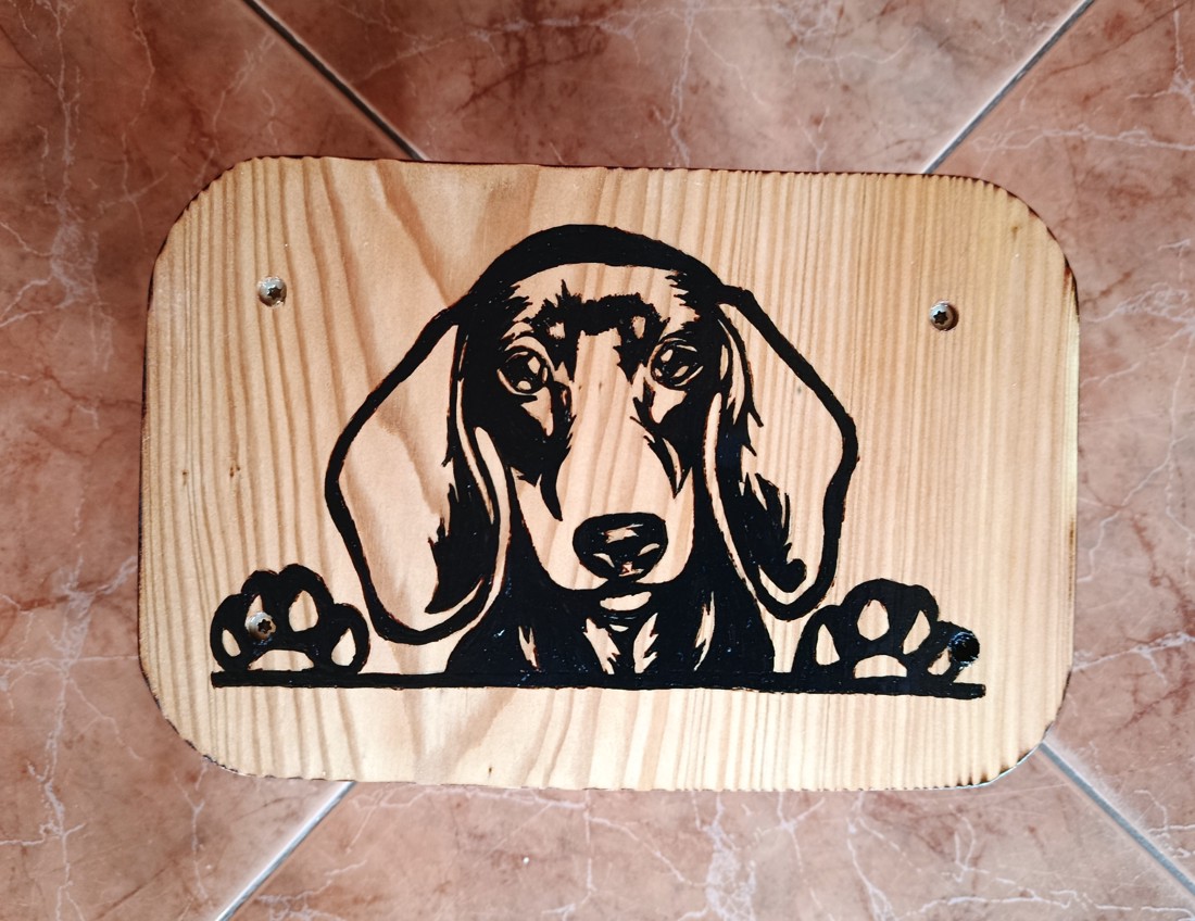Scaun din lemn cu câine dachshund -  - Artynos.ro