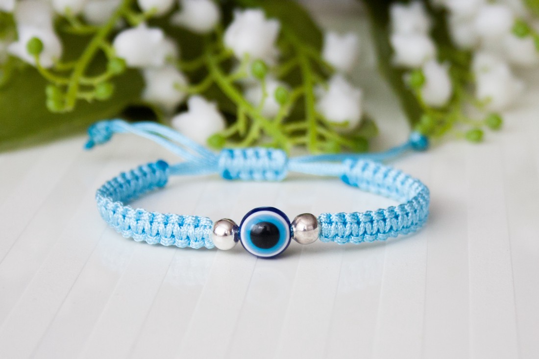 Brățară macramé împletită cu ochi de protecție - Albastru deschis - - Artynos.ro Brățară macramé împletită cu ochi de protecție - Albastru deschis - - Artynos.ro