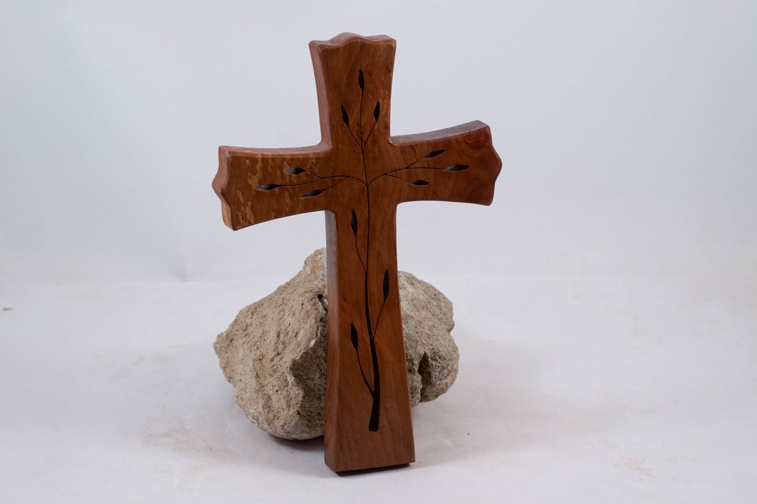 Cruce din lemn modelată, cruce de perete - - Artynos.ro Cruce din lemn modelată, cruce de perete - - Artynos.ro