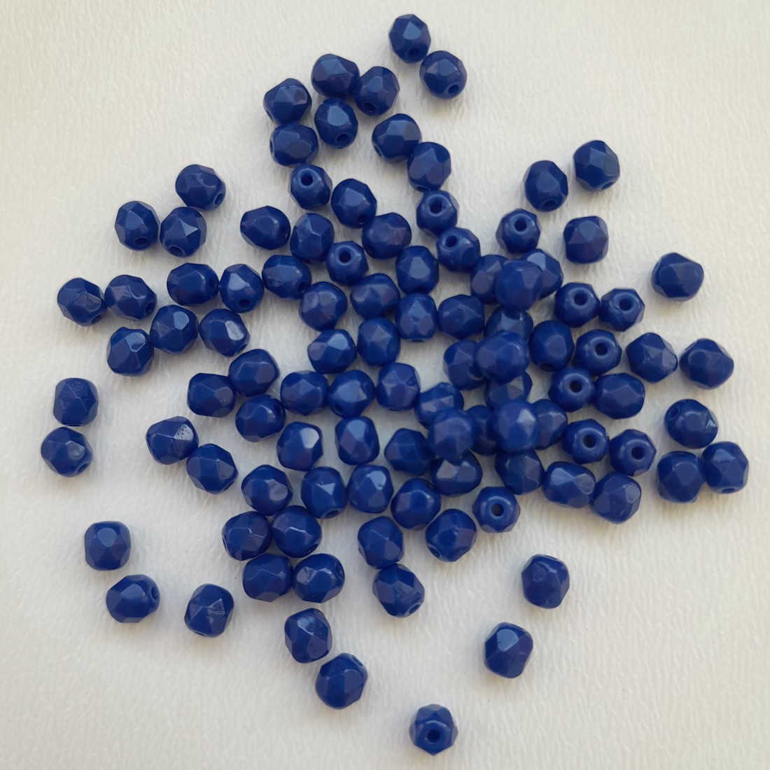 Mărgele cehe fațetate din sticlă - 4mm - 100 buc / pachet - albastru închis - - Artynos.ro Mărgele cehe fațetate din sticlă - 4mm - 100 buc / pachet - albastru închis - - Artynos.ro
