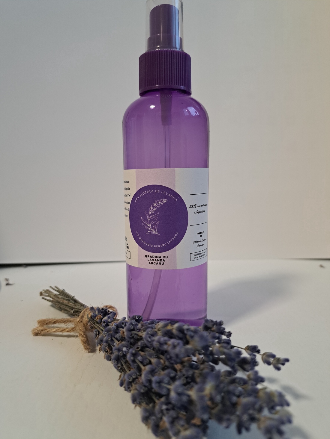 Apa florala de lavanda - baie și frumusețe - apă de lavandă - Artynos.ro Apa florala de lavanda - baie și frumusețe - apă de lavandă - Artynos.ro