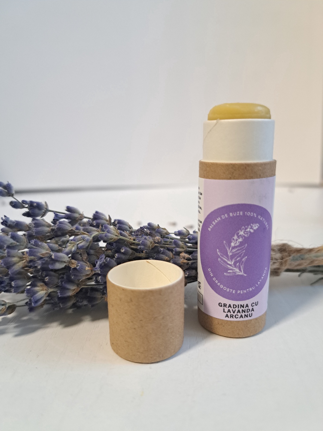 Balsam de buze cu lavanda - baie și frumusețe - accesorii pentru îngrijirea feței - balsam de buze - Artynos.ro Balsam de buze cu lavanda - baie și frumusețe - accesorii pentru îngrijirea feței - balsam de buze - Artynos.ro