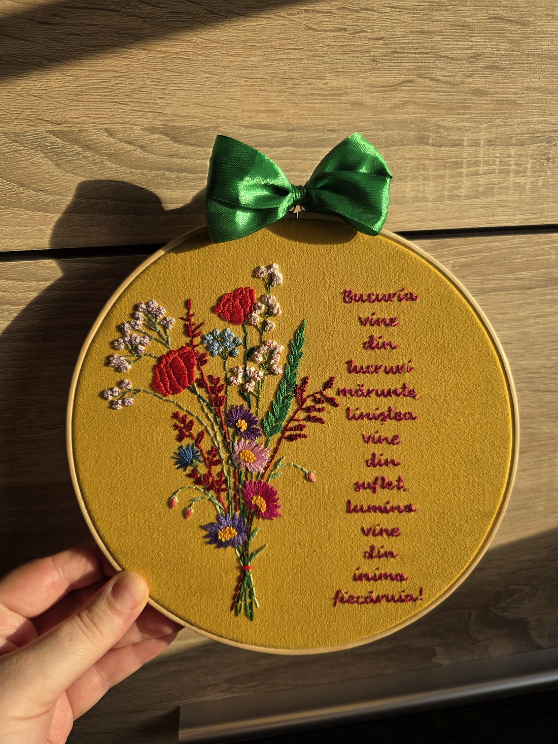 Tablou brodat cu flori - arte vizuale și accesorii  - imagini cu broderii - alte tablouri textil - Artynos.ro