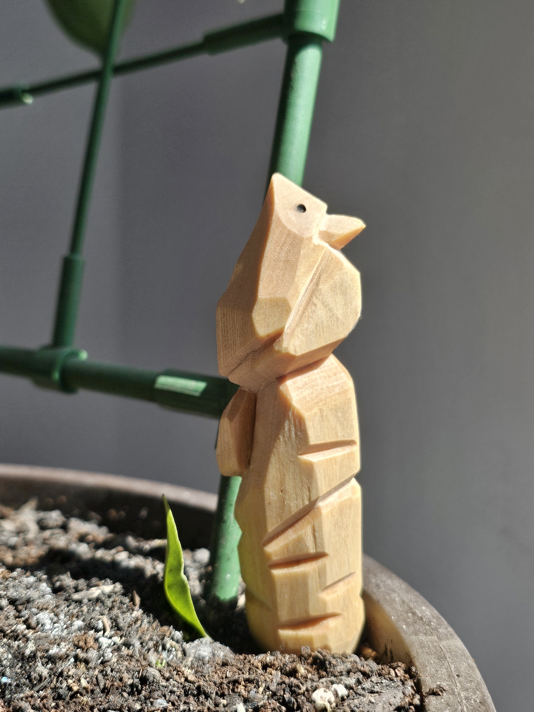 Pasăre pe buștean  - arte vizuale și accesorii  - sculptură - statuie lemn - Artynos.ro