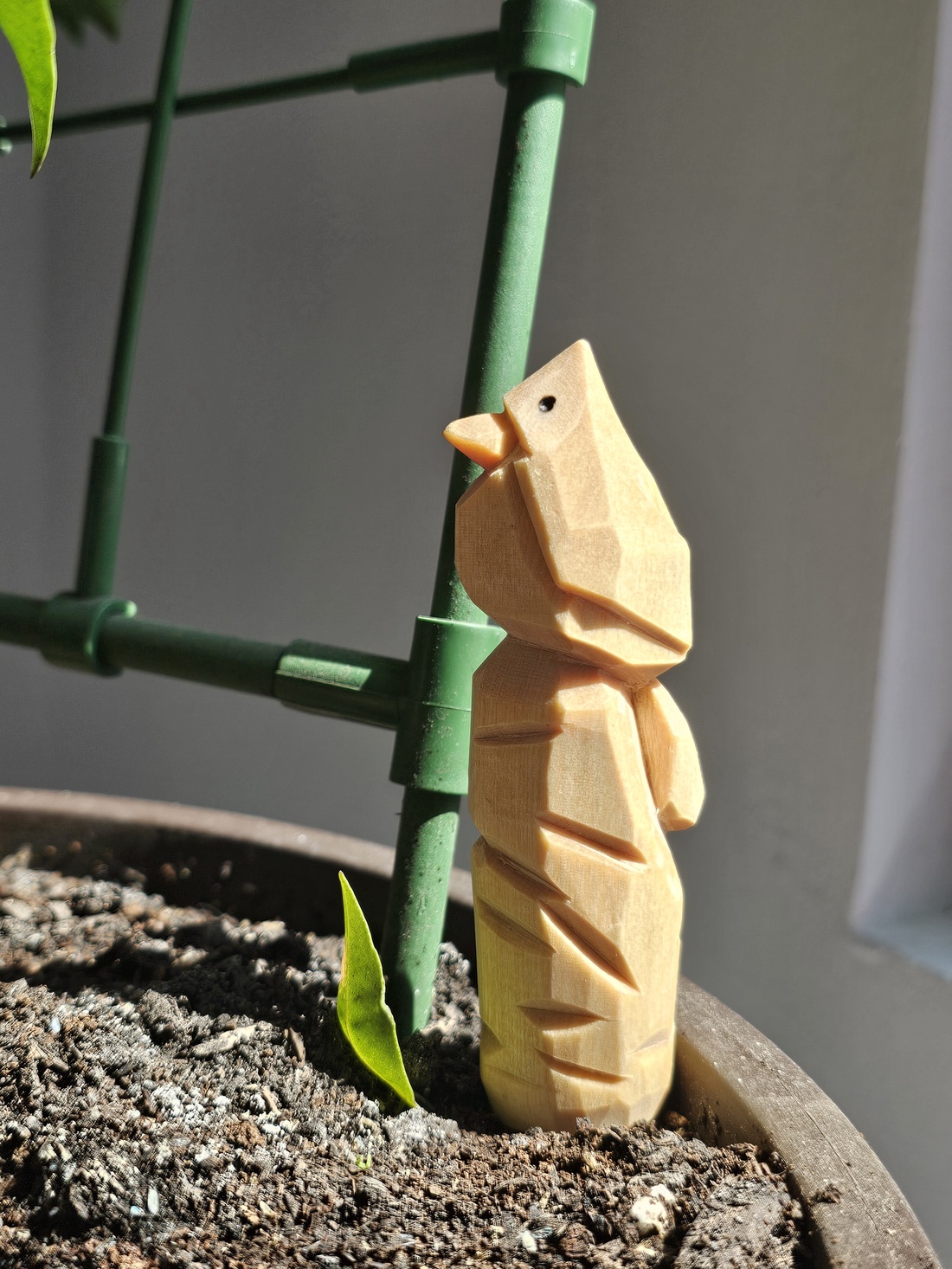 Pasăre pe buștean  - arte vizuale și accesorii  - sculptură - statuie lemn - Artynos.ro