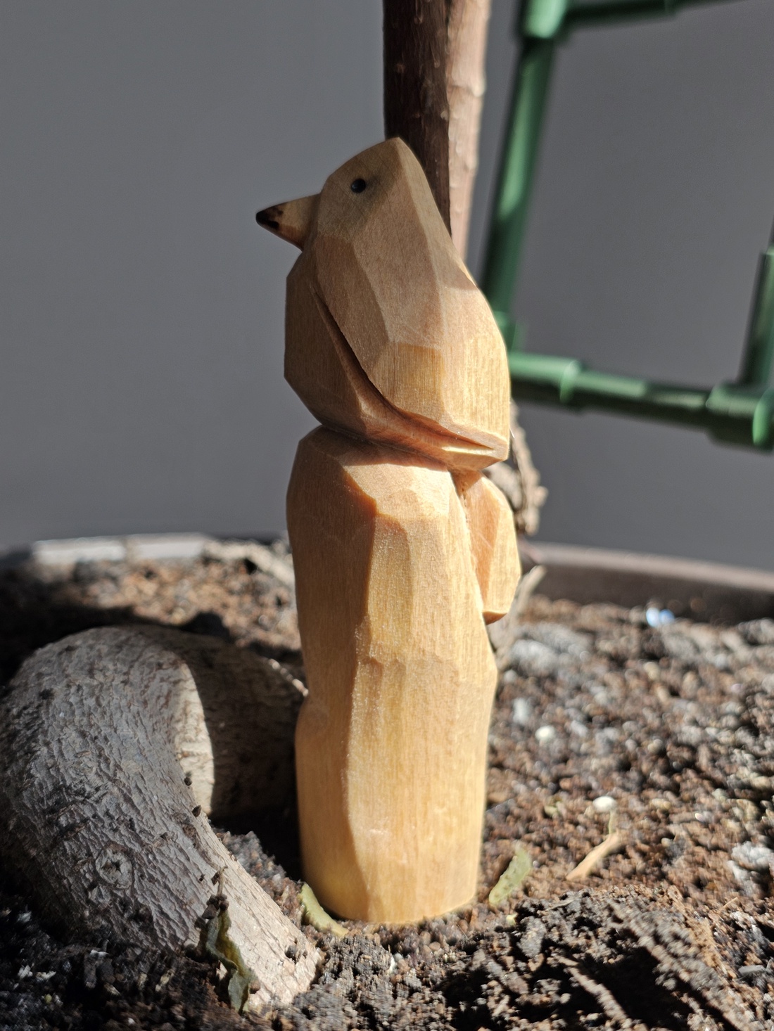 Pasăre pe buștean - arte vizuale și accesorii  - sculptură - statuie lemn - Artynos.ro