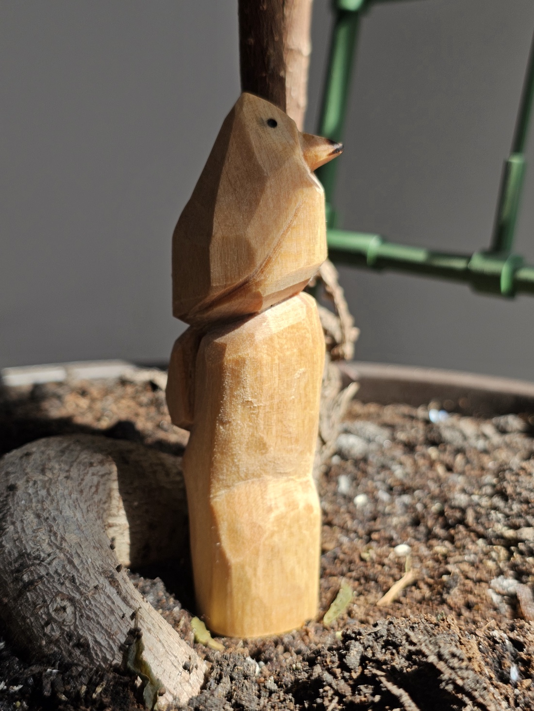 Pasăre pe buștean - arte vizuale și accesorii  - sculptură - statuie lemn - Artynos.ro