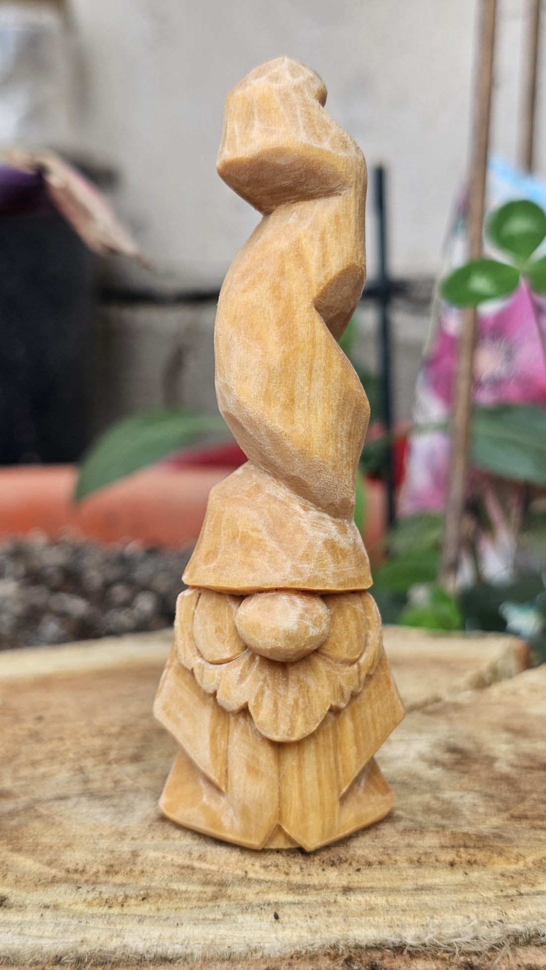 Gnom călător -tall hat - arte vizuale și accesorii  - sculptură - statuie lemn - Artynos.ro