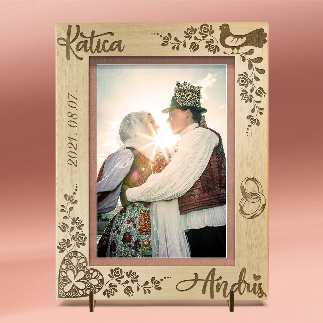 Ramă foto gravată personalizat, disponibilă pentru nuntă sau logodnă. - accesorii nuntă - amintiri și cadouri de nuntă - cadou nuntă - ramă foto cu pușculiță de bani - Artynos.ro Ramă foto gravată personalizat, disponibilă pentru nuntă sau logodnă. - accesorii nuntă - amintiri și cadouri de nuntă - cadou nuntă - ramă foto cu pușculiță de bani - Artynos.ro