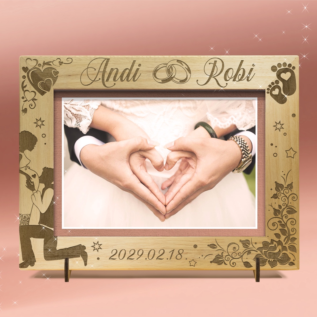 Ramă foto gravată personalizat, disponibilă pentru nuntă sau logodnă. - accesorii nuntă - amintiri și cadouri de nuntă - cadou nuntă - ramă foto cu pușculiță de bani - Artynos.ro Ramă foto gravată personalizat, disponibilă pentru nuntă sau logodnă. - accesorii nuntă - amintiri și cadouri de nuntă - cadou nuntă - ramă foto cu pușculiță de bani - Artynos.ro