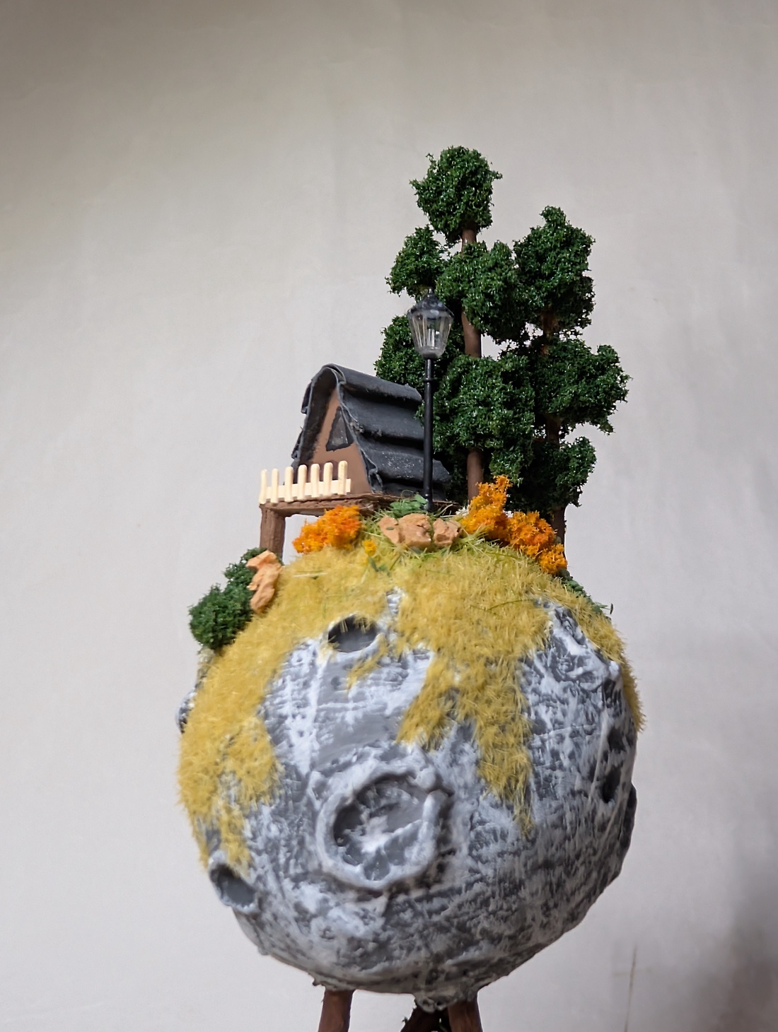 Diorama Pe luna - casă & stil de viață - accesorii pentru casă și grădină - clopote de vânt - Artynos.ro Diorama Pe luna - casă & stil de viață - accesorii pentru casă și grădină - clopote de vânt - Artynos.ro