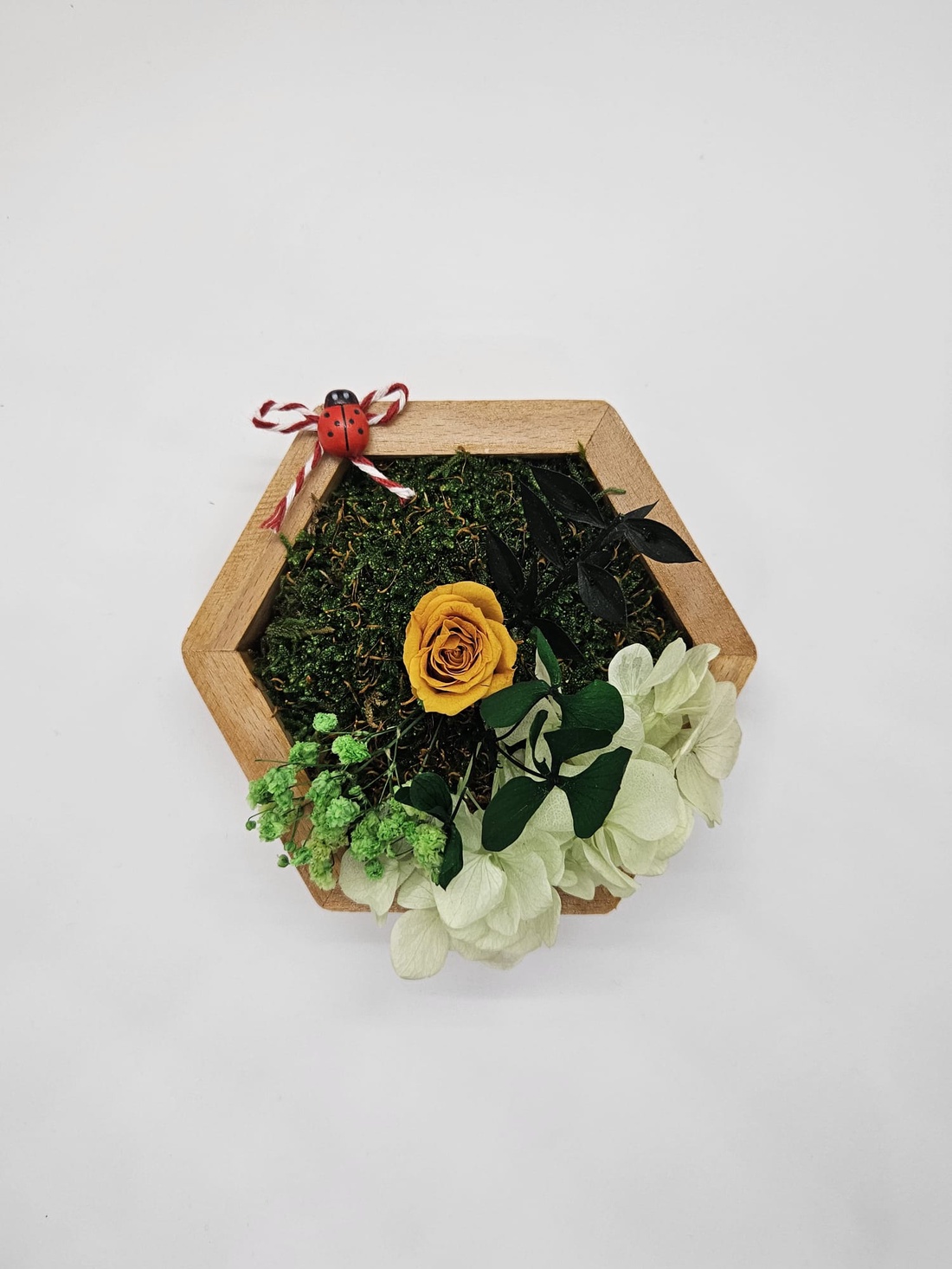 Martisor hexagon cu trandafir criogenat - bijuterii - mărțișor - Artynos.ro